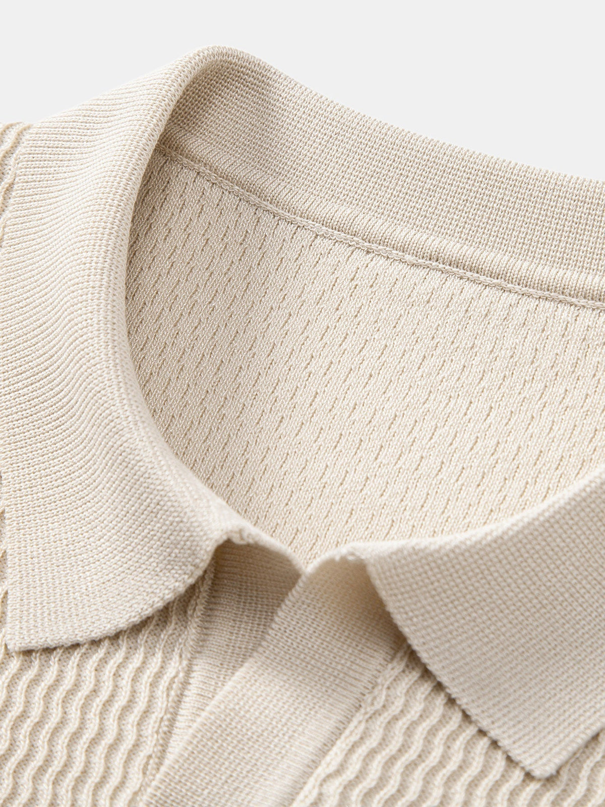 V-Ausschnitt Poloshirt mit Wellen-Jacquard-Strick