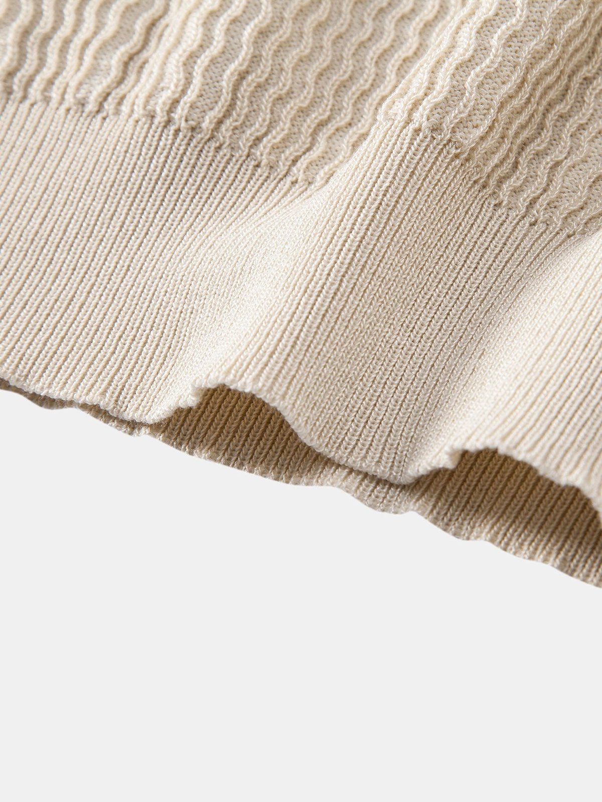 V-Ausschnitt Poloshirt mit Wellen-Jacquard-Strick